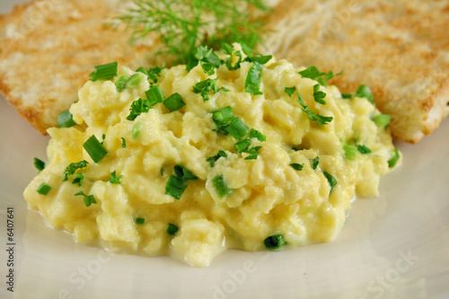 Scrambled eggs on turkish bread with shallotsl and parsley.