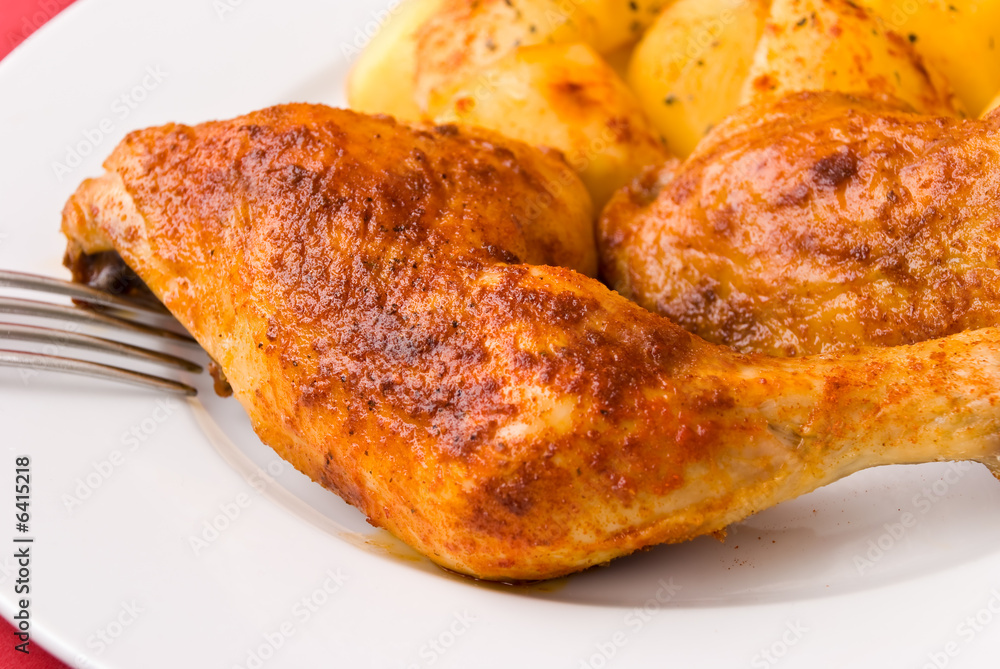 gebratene hähnchen-schenkel mit bratkartoffeln gebratene hähnchen-schenkel mit bratkartoffeln