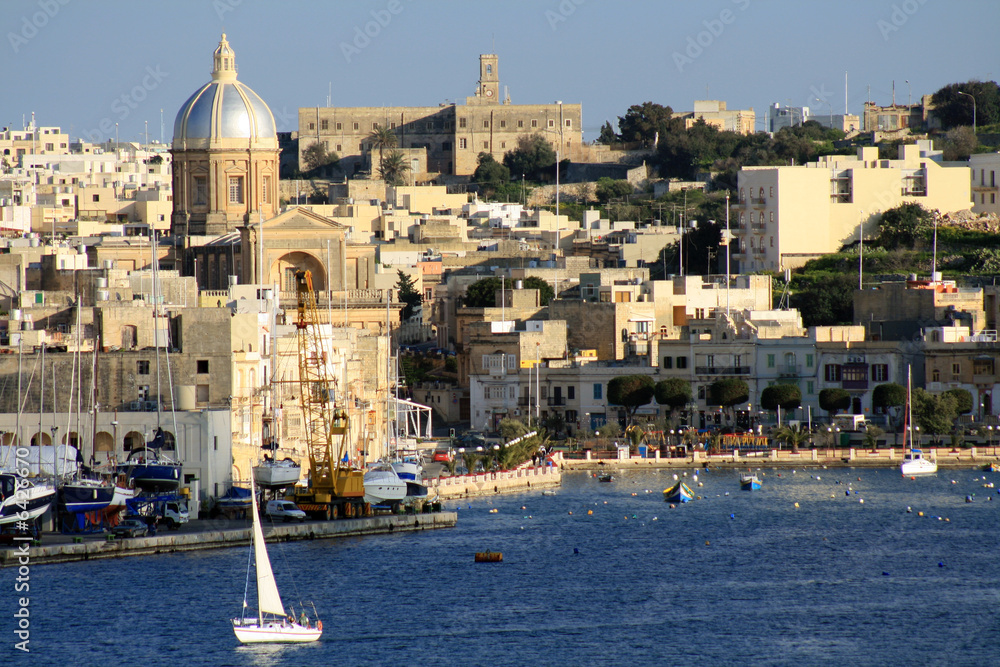 vista della costa maltese con barca a vela bianca 2