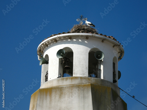 Campanario con cigueñas