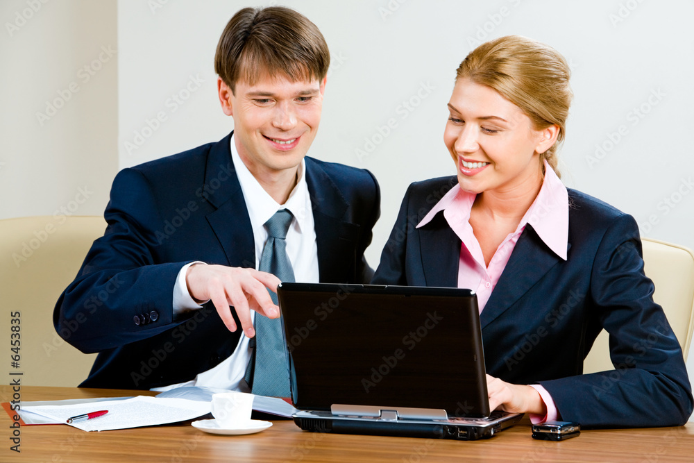 Image of manager discussing with colleague a project Image of manager discussing with colleague a project