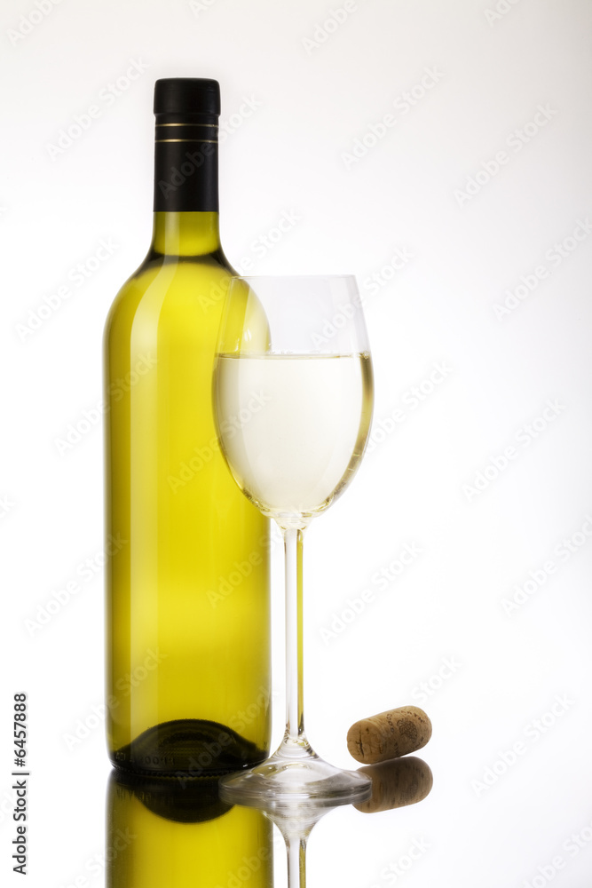 Obraz premium Glass of white wine and tall bottle