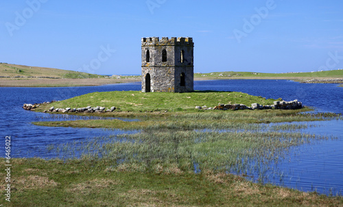 Tableau sur toile Castle ruin on an island, North Uist, Outer Hebrides