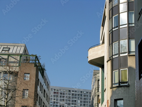 Wallpaper Mural Façades modernes parisiennes ensoleillées. Torontodigital.ca