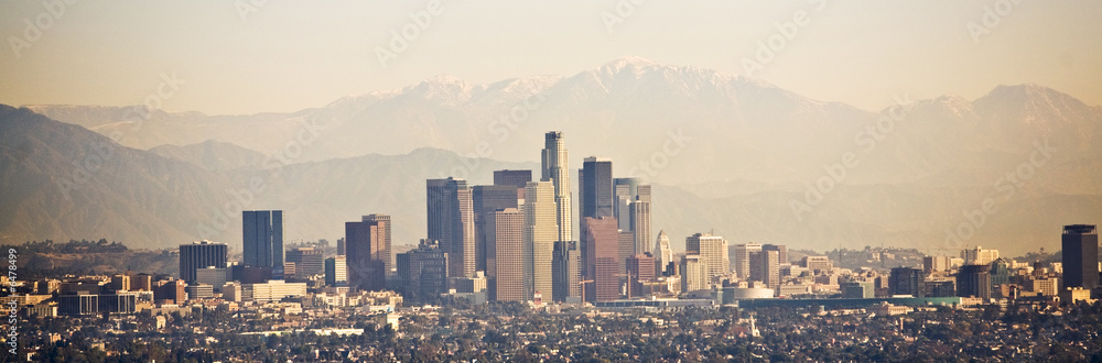 Naklejka premium Panoramę Los Angeles z górami w tyle