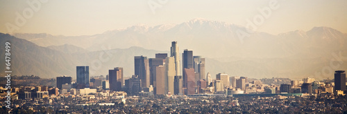 Fototapeta Los Angeles skyline with mountains behind