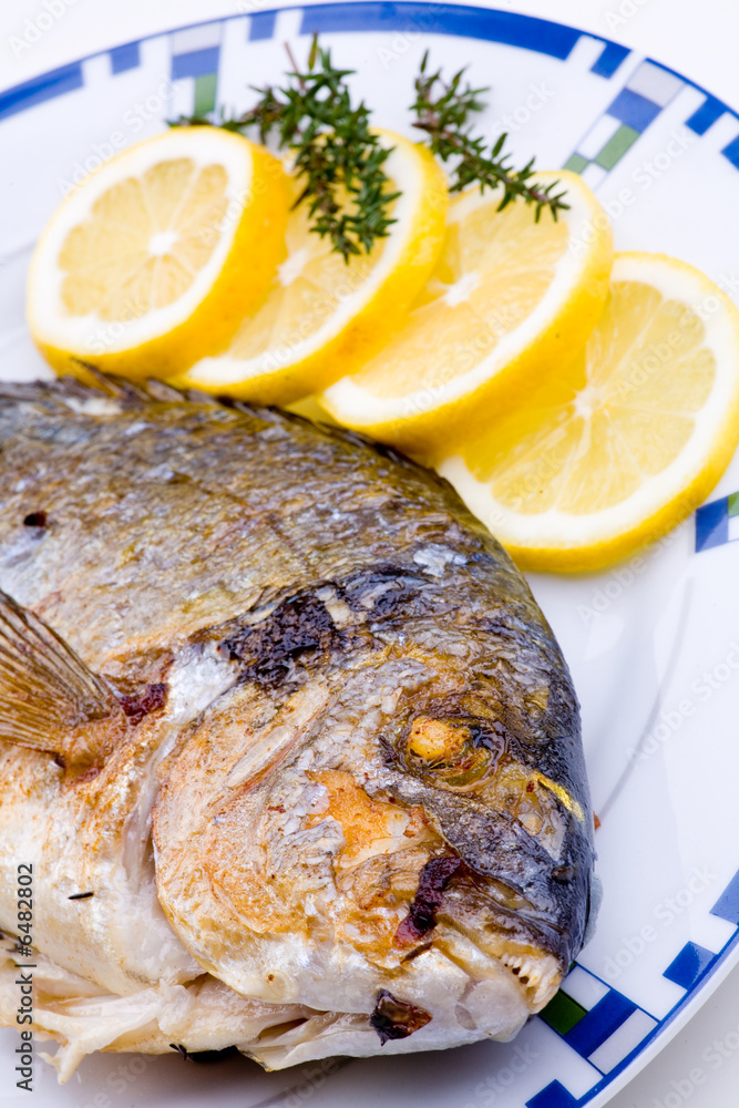 Poster, Print Gebratener Fisch auf Teller mit Zitrone, 26.7x40 cm