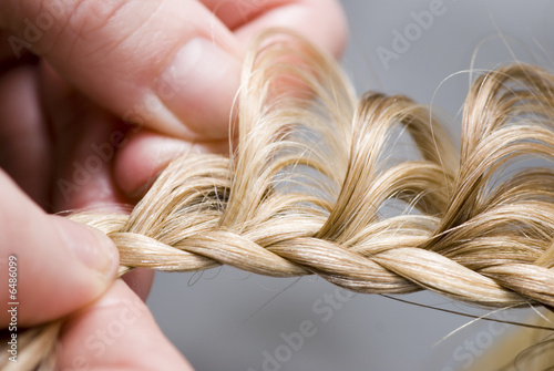 Braid one's hair