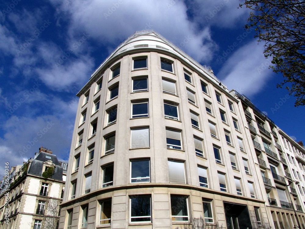 Coin de rue, immeuble blanc arrondi, Paris. Stock Photo Adobe Stock