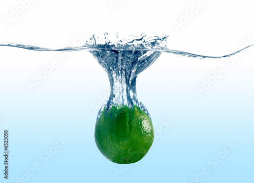 Green lime in water © HP_Photo