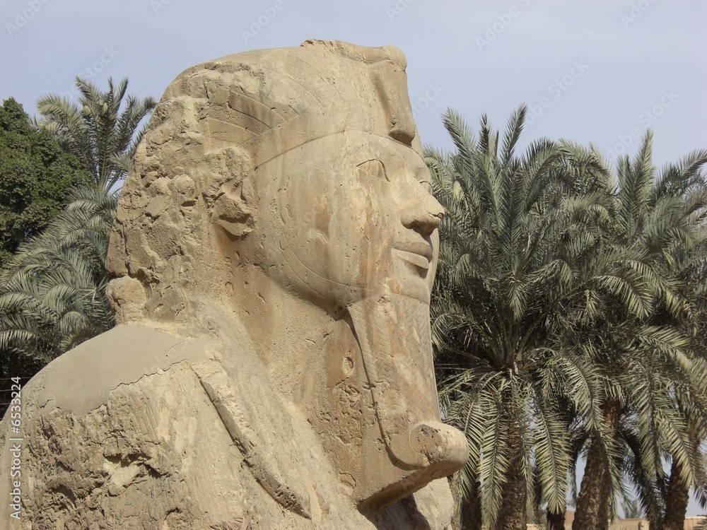 Egypte statue de Ramses à Memphis