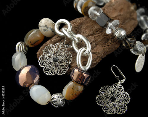 Bracelet et boucles d'oreilles sur ecorce