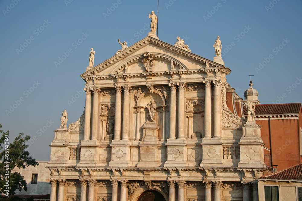 La façade d'une église de Venise
