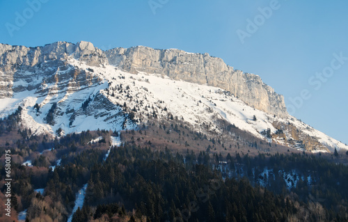Paysage de Savoie sous la neige en hiver