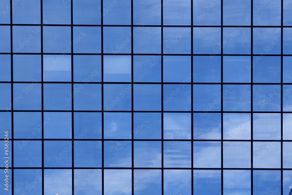 immeuble de bureaux reflétant le ciel