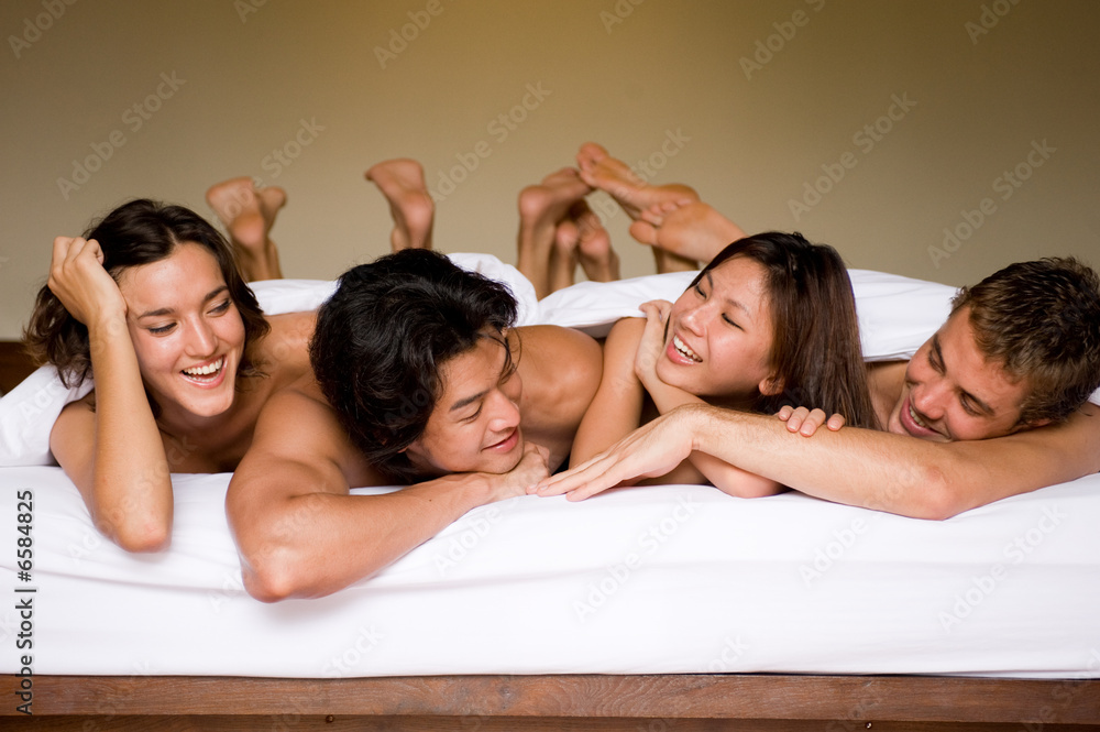 Obraz premium Friends In Bed