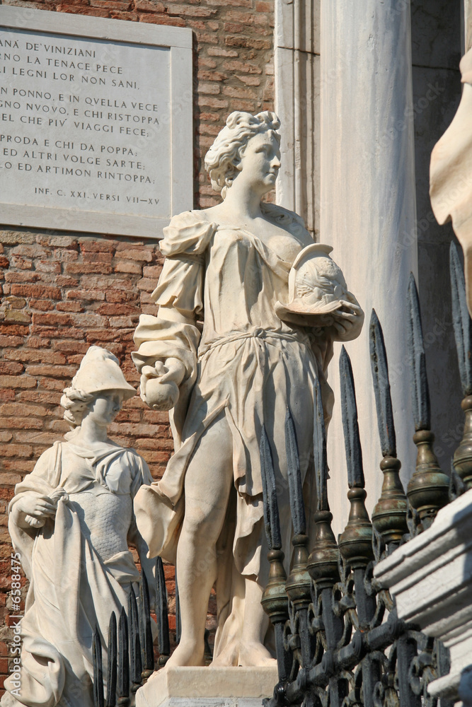 Obraz premium Statue de femmes à Venise