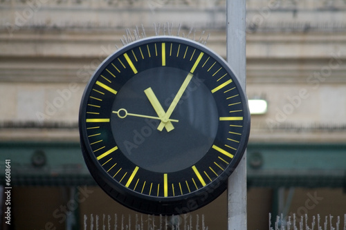 moderne bahnhofsuhr