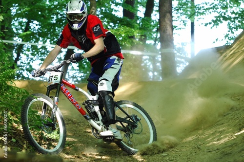 Downhill durch Wald
