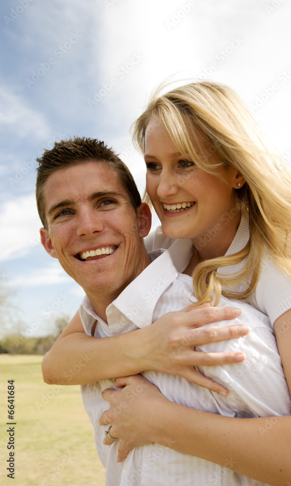 Obraz premium Attractive young couple enjoying a romantic moment