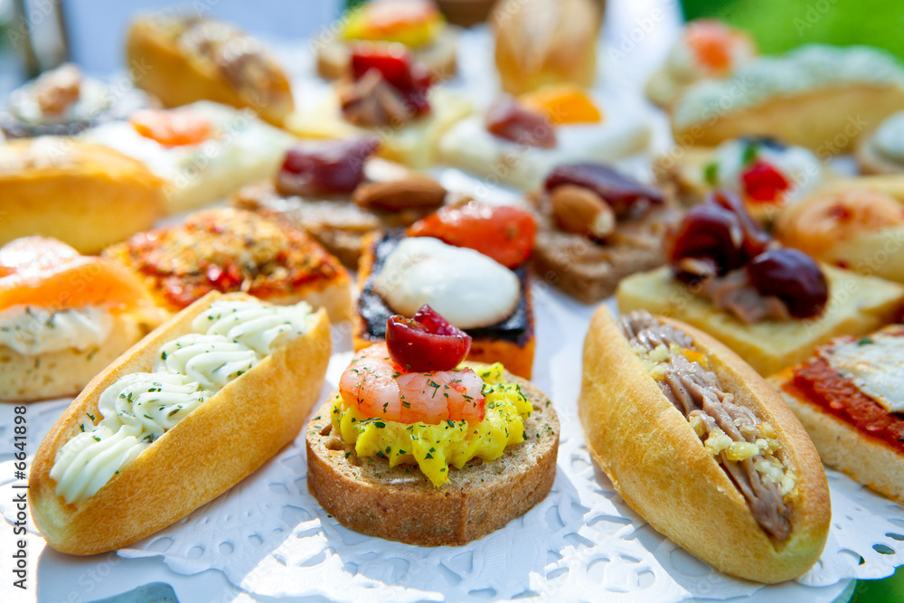 Petits fours salés d'apéritifs Photos | Adobe Stock