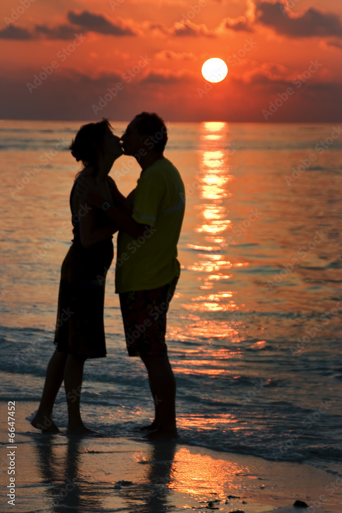 Paar bei Sonnenuntergang am Meer