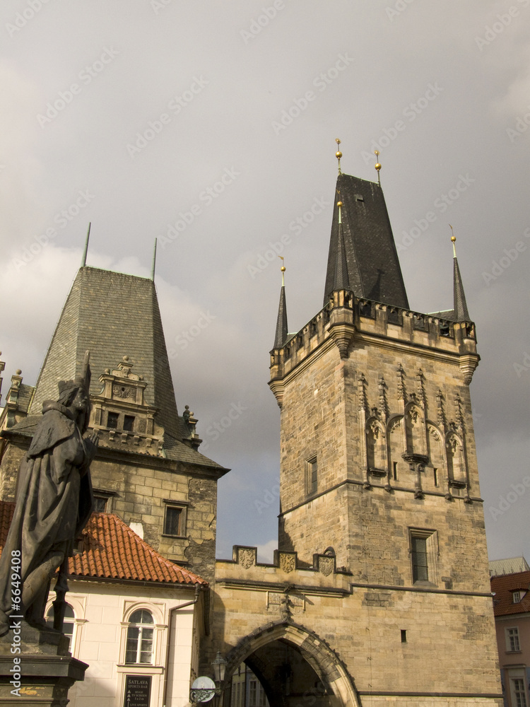 Fototapeta premium Statue, Tour et porte Pont Charles de Prague