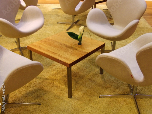 Sitzecke Sessel besch gelber Teppich detail