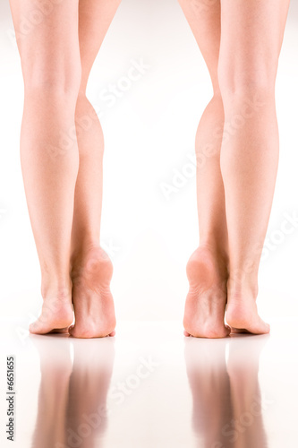 Schöne Beine vor weißem Hintergrund gespiegelt © unpict