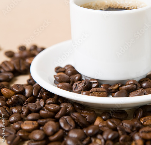 Tasse de cag   et grains de caf  