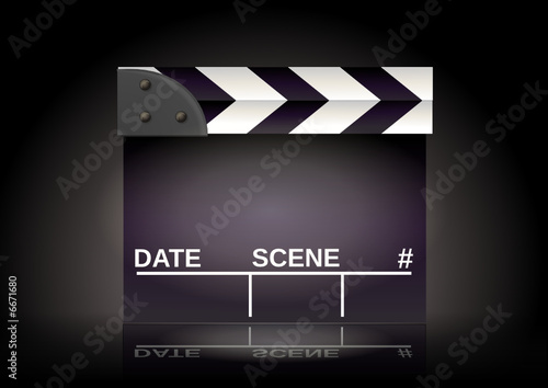 Clap de cinéma fermé avec reflet sur fond noir