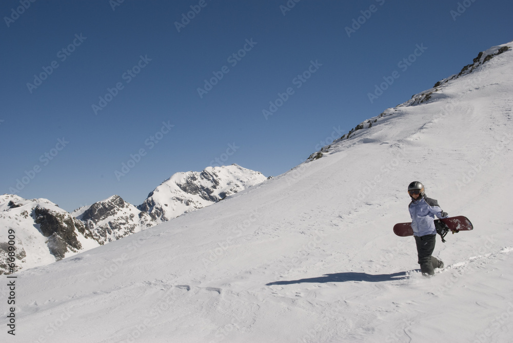snowboarder marche en montagne