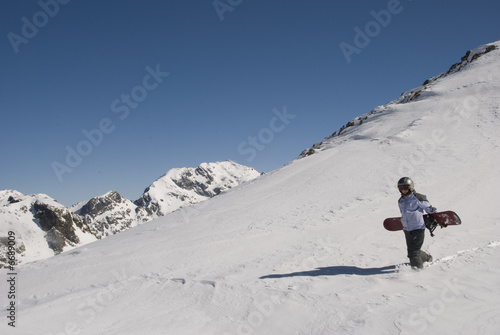 snowboarder marche en montagne