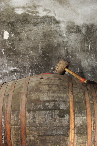 botte vino santo e martello in legno