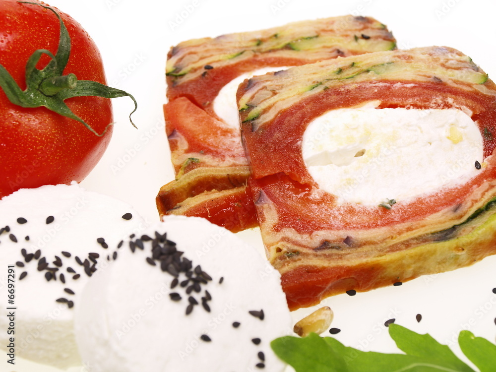 Foto de mediterrane terrine mit ziegenkäse,pinienkerne und rucola salat ...