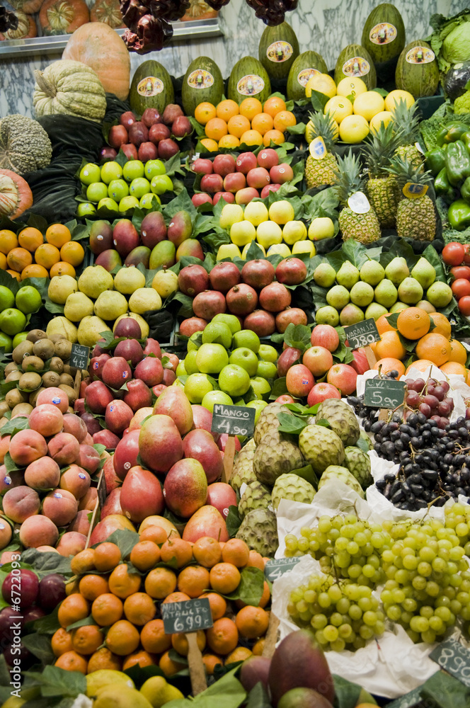 Puesto de frutas en el mercado Puesto de frutas en el mercado