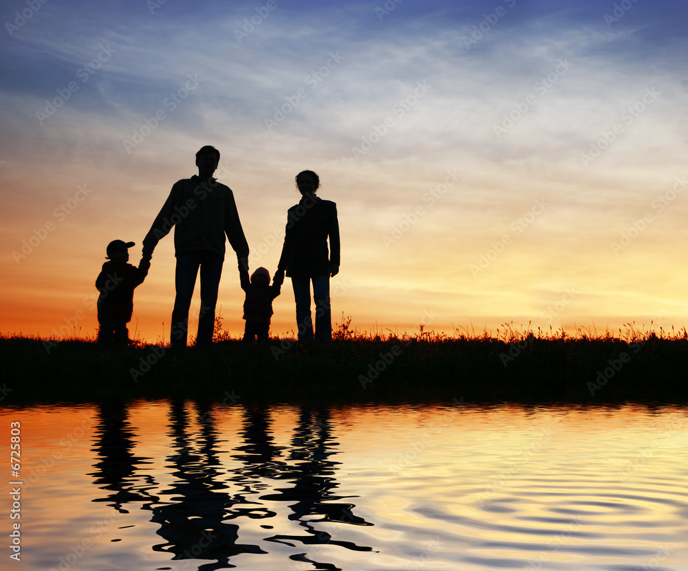 © Pavel Losevsky - family of four on sunset sky, water © Pavel Losevsky - family of four on sunset sky, water