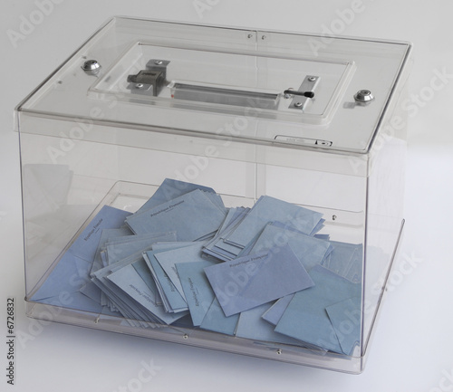 Urne transparente avec bulletins