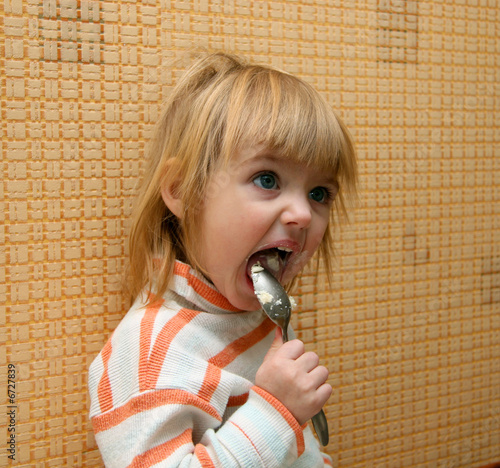 Konstfotografi Child with the spoon