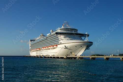 Cruise ship in exotic port © icholakov
