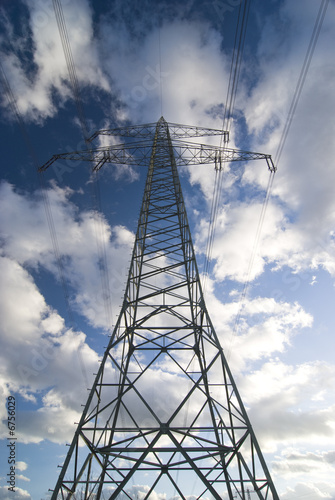 Stomleitung und Strommast unter blauem Himmel