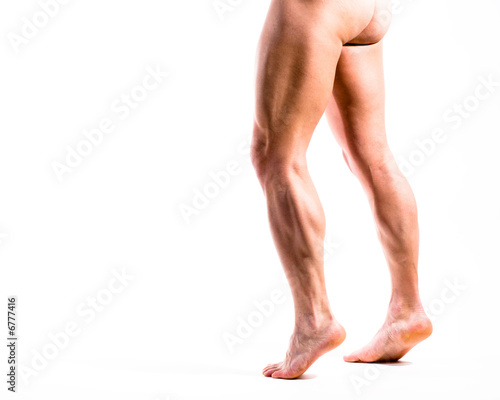 Nackte Beine von Mann gehen von rechts nach links