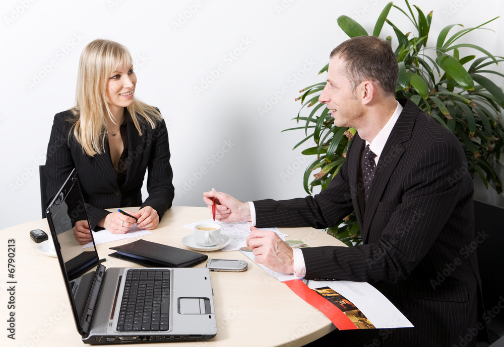 Fototapeta premium Homme et femme au bureau