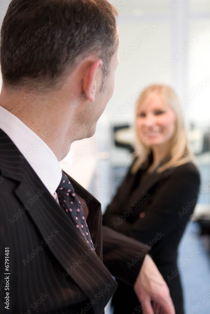 Homme et femme dynamiques au travail Homme et femme dynamiques au travail
