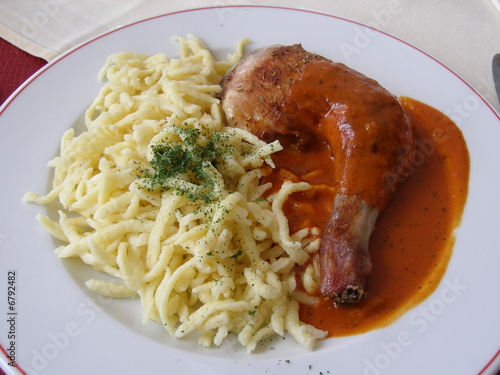 hühnerkeule mit paprikasauce und spätzle