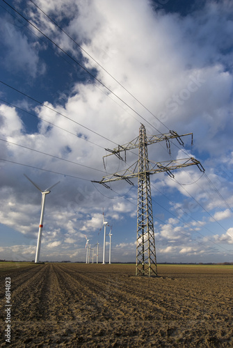 Windräder und Strommast