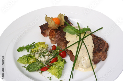 Entrecôte Steak mit Sauce Hollandaise und Salat