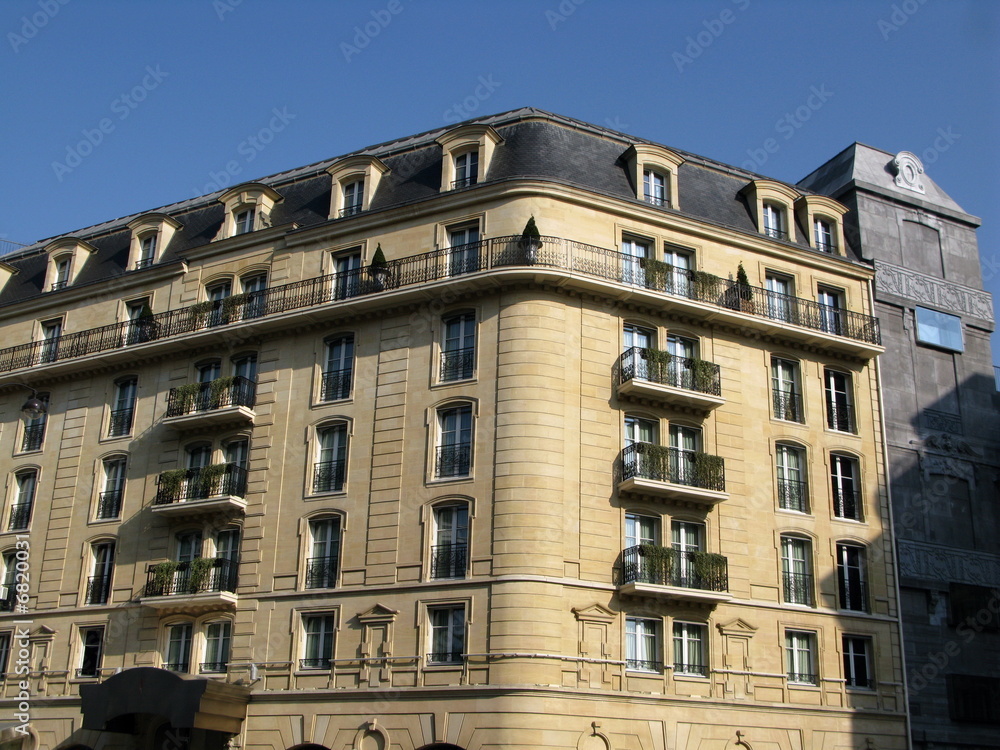 Immeuble en pierre de Paris en soleil.