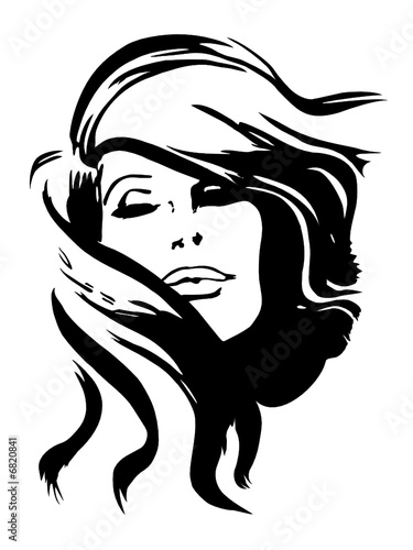 Rosto de mulher com cabelos ao vento