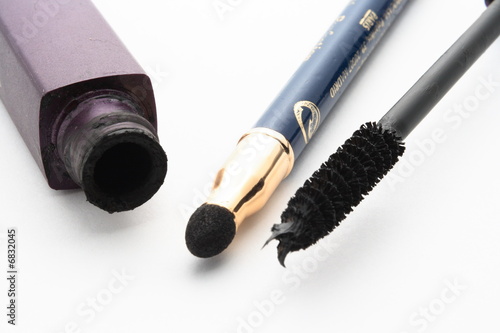 Violet mascara and brush